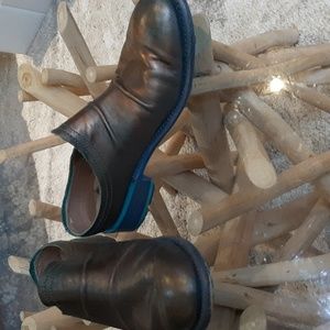 Fluevog size 9 bronze with blue Tullia wrinkled mule made from Mexican leather